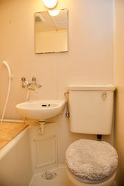 3点ユニットですがお手洗いもあります。シャワーはお使いになれません。 - mamespaceの室内の写真