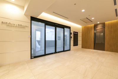 キレイなエントランスはクライアント様にも喜ばれるのでは♪ - BIZcomfort名古屋名駅南 完全個室　8名用会議室の入口の写真