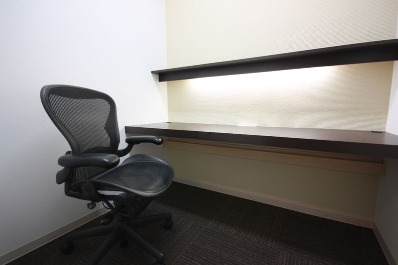 机＆椅子完備！ - SAKURA-W13 お1人様用オフィススペースの室内の写真