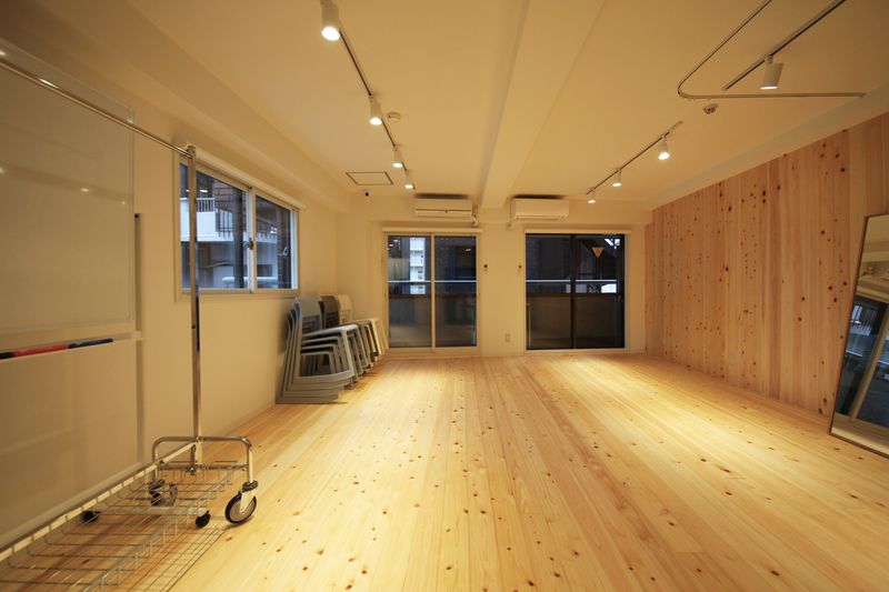 木の床が特徴です。 - 【メイプル】新宿タカシマヤ前 2号店レッスンスペース貸し会議室の室内の写真