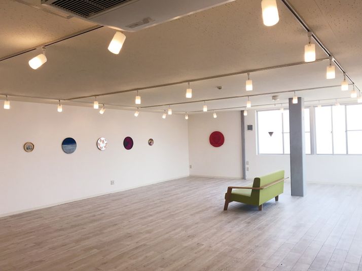 展示会やイベント、撮影など白を貴重に外光が広がる開放的な空間 - ONVO STUDIO INA レンタルスタジオの室内の写真