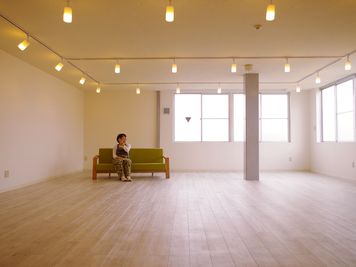 白を基調に外光溢れるアーティストの制作アトリエを併設したレンタルスペース - ONVO STUDIO INA レンタルスタジオの室内の写真