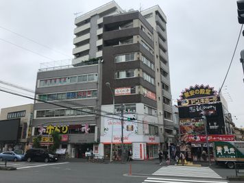 職安通りドン・キホーテ様の隣のビルです - ハピスペVilla歌舞伎町 ハウススタジオの外観の写真