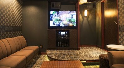 52インチ大型スクリーン、高性能スピーカーを装備。迫力満点のカラオケを楽しめます - TEIEN 多目的スペースの室内の写真