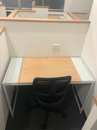 横幅110㎝×奥行55㎝の机。コンセントは２口あります。 - 【閉店】コワーキングスペース和と匠の時 ブース席（半個室タイプ）の室内の写真
