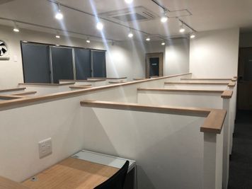 【閉店】コワーキングスペース和と匠の時 ブース席（半個室タイプ）の室内の写真