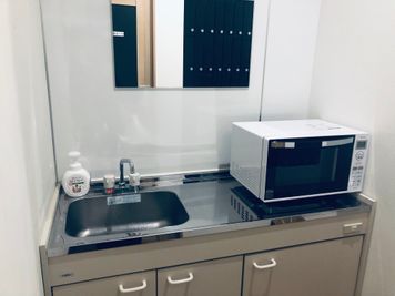 電子レンジ、水道の使用は無料です。 - 【閉店】コワーキングスペース和と匠の時 ブース席（半個室タイプ）の設備の写真