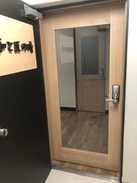 【閉店】コワーキングスペース和と匠の時 ブース席（半個室タイプ）の入口の写真