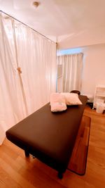 カーテンで仕切れます - レンタルスペースミディ川崎店月極 1K貸切！定期利用手ぶらで開業！の室内の写真