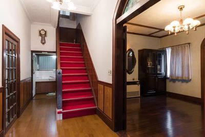 赤絨毯の階段は撮影にも好評です！ - 逗子古民家 湘南Sea-Sonsの室内の写真