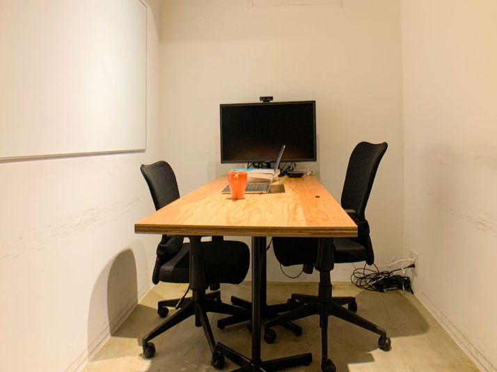 集中できる個室です - 上野 貸し会議室 いいオフィス 1名〜2名用様用会議室の室内の写真