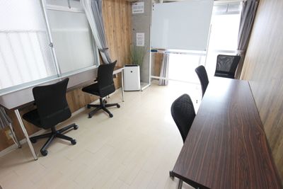 エニタイムスペース新大阪 格安貸し会議室、多目的スペースの室内の写真