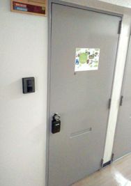 エニタイムスペース新大阪 格安貸し会議室、多目的スペースの入口の写真
