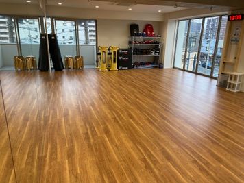 スタジオ奥からの写真。
クッションフロアで踏み心地抜群。
 - サンパワージム ダンス、プライベートレッスンの室内の写真