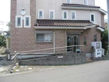 駐輪場 - 湘南中文學苑 2号館・中文學苑教室の外観の写真