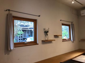 ギャラリースペースの左面(L字カウンターと棚)
木枠窓 -  Roomer ギャラリー、撮影などのレンタルスペース　　の室内の写真