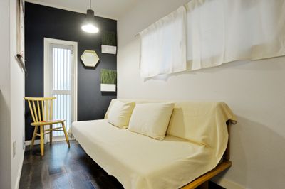 ソファ１ - 撮影や女子会にキッチン付き戸建 西中島コンフォートハウスの室内の写真