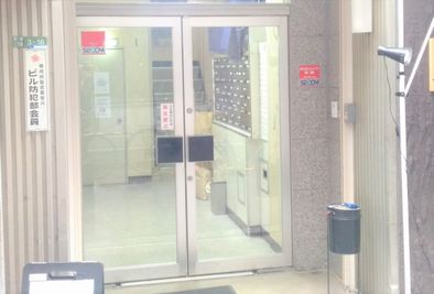 ご入室手順につきましては、ご予約時に送信されますメールにて事前にご確認ください。 - SF大阪梅田サテライトの外観の写真