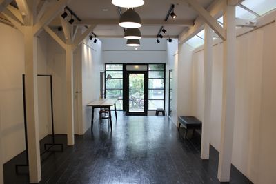 白壁と木床、吹き抜けのあるシンプルな空間。ギャラリー、アパレル等展示会、ポップアップストアに最適。撮影スタジオとしてもOK。 - SOCIAL TOKYO