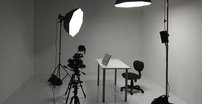 撮影ライト等の機材も充実！ - コイズミデザイン京都スタジオ 白ホリゾント、黒幕スタジオの室内の写真