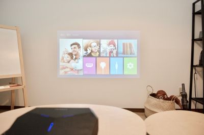 お仕事や動画鑑賞に便利なプロジェクター導入しました。 - mamespaceの設備の写真