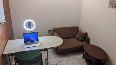 オンライン会議用にリングライトを用意しています。 - 勉強カフェ博多プレース カウンセリングルームの室内の写真