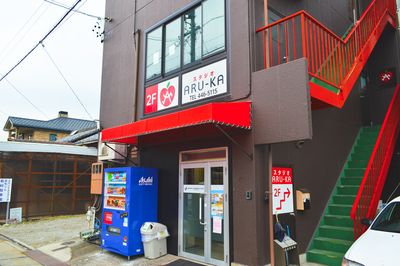 建物１Ｆになります。自販機が目印です。 - アルカビル Sinwa Training Gym（真和トレーニングジム）の入口の写真