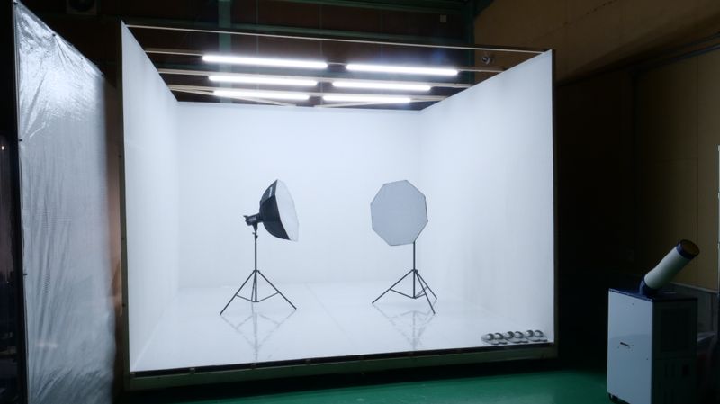 コイズミデザイン京都スタジオ 白ホリゾント、黒幕スタジオの室内の写真