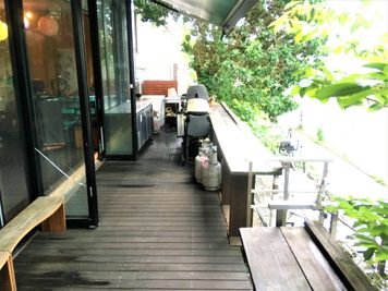 テラスは3階層に分かれており、上段には屋根があるので雨でもBBQが楽しめます。 - ラウンジクリブの室内の写真