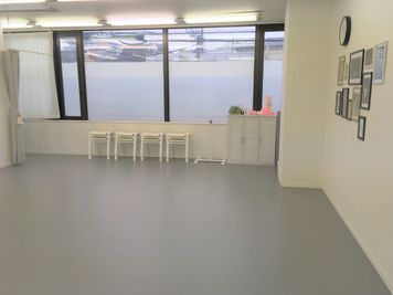 見学スペース（椅子8脚） - N.studio ダンススタジオの室内の写真