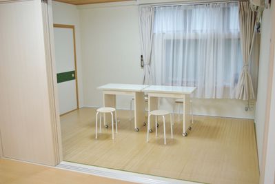 机、イス、無料 - レンタルサロン（ルームＢ）の室内の写真