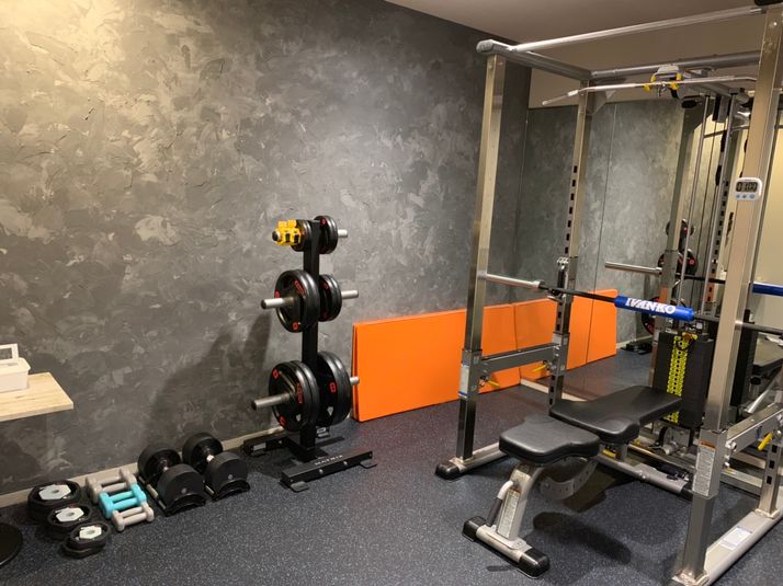 マンツーマンのパーソナルトレーニングを行うには充実なスペースと設備になっています - フィットネスクラブGサルース 個室トレーニングルームの室内の写真