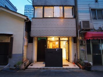 建物の右側が施設入り口です。 - 【GHON】便利な立地の戸建貸切 展示会/撮影/パーティー#101の外観の写真