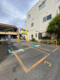 建物前にコインパーキングあり！ - セルフィット藤沢鵠沼店 完全個室貸切ジム　セルフィット鵠沼店の外観の写真