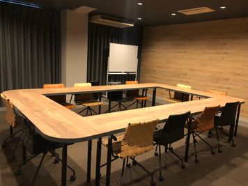 広瀬通【仙台協立第１ビル2階2-D貸会議室】12名様用 木目調の円卓とオシャレなレザーチェアがモダンな会議室 - 仙台協立第1ビル