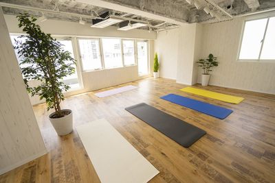 ヨガマット×6枚(有料) - Space et cetera 大須店 「Space et cetera(スペースエトセトラ」の設備の写真