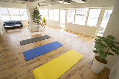 ヨガマット×6枚 02(有料) - Space et cetera 大須店 「Space et cetera(スペースエトセトラ」の設備の写真