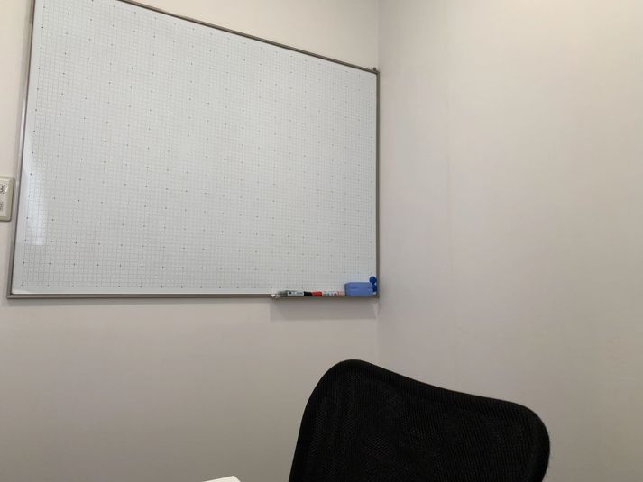 【4名用】少人数向け会議室 - インスタント会議室 横浜店