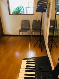 スタジオ内の椅子と簡易テーブルでカウンセリングや音響機器利用でセラピー可。 - ＲＲＲ（音楽教室内レンタルサロン レンタルスタジオ・サロンの室内の写真