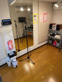 個室スタジオ内備え付けの音響機器（コンポやカラオケタブレット）の利用可。 - ＲＲＲ（音楽教室内レンタルサロン レンタルスタジオ・サロンの設備の写真