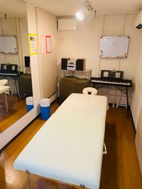施術ベッド利用可。音楽スタジオの為、備え付けの音響機器で音楽の利用も可。 - ＲＲＲ（音楽教室内レンタルサロン レンタルスタジオ・サロンの室内の写真