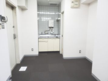 キッチン(水のみ)もご利用可能です。 - TSUBAKI新横浜 Part2 多目的スペースの室内の写真