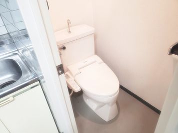 トイレ(ウォシュレット付)もスペース内にございます。 - TSUBAKI新横浜 Part2 多目的スペースの設備の写真