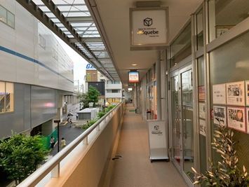 左側が阪神深江駅、右側がニルキューブです - ニルキューブ 会議室の室内の写真