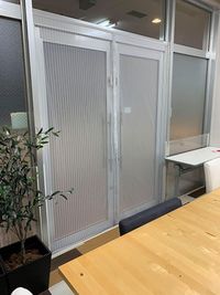 網をつけましたので虫を気にせず換気していただけます - 【2024/10末 閉店】ニルキューブ 会議室の室内の写真