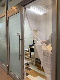 換気の際はこちらのドアを開けてご利用ください（出入口ドアではありません） - 【2024/10末 閉店】ニルキューブ 会議室の室内の写真