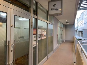 ニルキューブ出入口です（写真向かって奥が会議室） - 【2024/10末 閉店】ニルキューブ 会議室の室内の写真