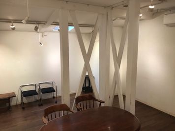 ギャラリーハセガワ 展示会スペースの室内の写真