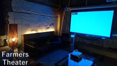 プロジェクターで映画もみれます - Farmersレンタルスペース 水上ビル一棟貸切レンタルスペースの室内の写真