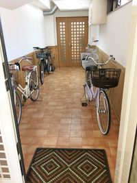 自転車は、屋内に駐輪してください（必須） - レンタルサロン（ルームＢ）の入口の写真